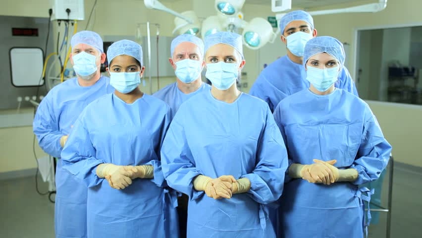 تصویر 2 از گان یکبار مصرف بیمارستانی با الیاف پلی‌ پروپیلن و پوشش ضد مایع نوآور